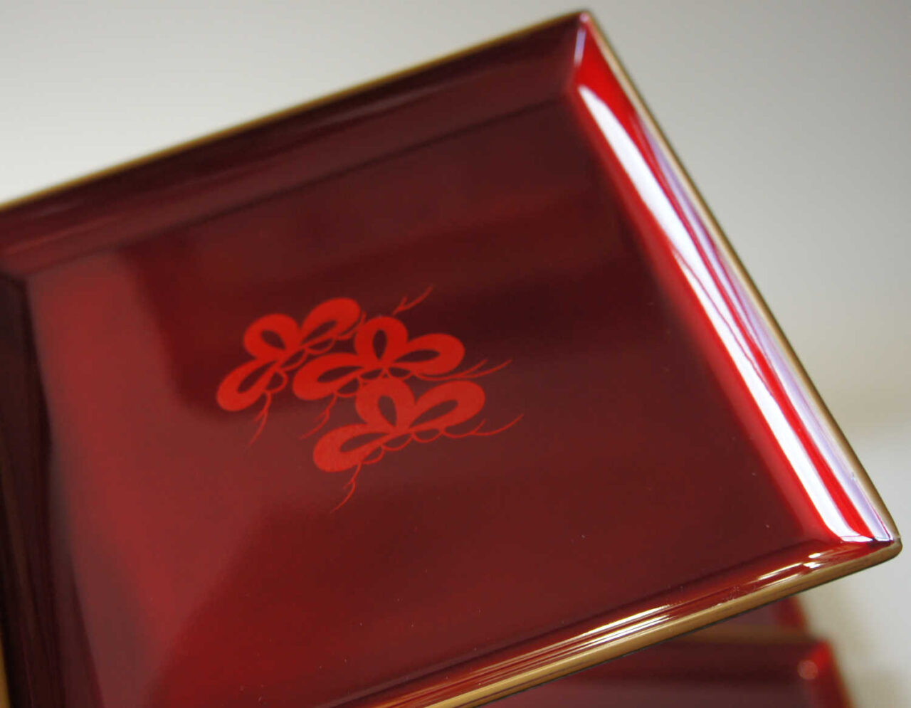 zoom-in view of Japanese lacquer square plate set